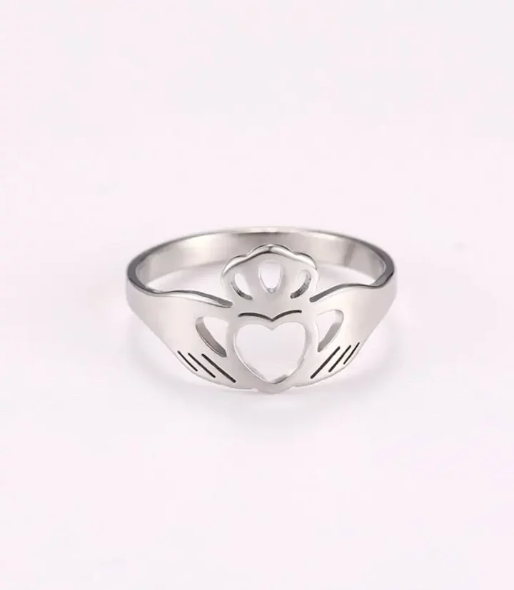 Alternative view of Minimalist Claddagh Ring