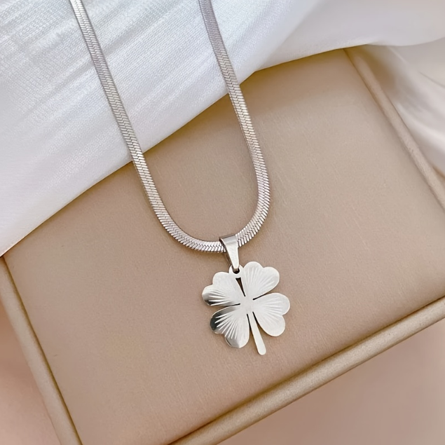 Elegant Clover Pendant Necklace Elegant Clover Pendant Necklace