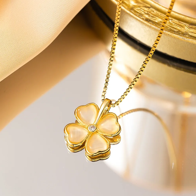 Exquisite Four-Leaf Clover Pendant Necklace Exquisite Four-Leaf Clover Pendant Necklace